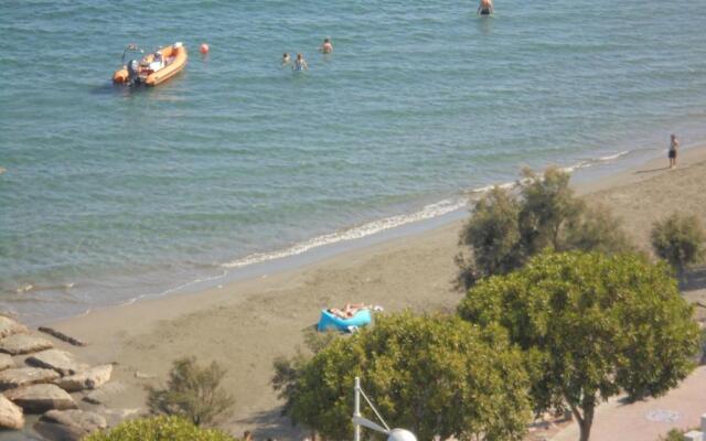 Kermia Court - Beach-front, modern 2 bedroom -sleeps 6