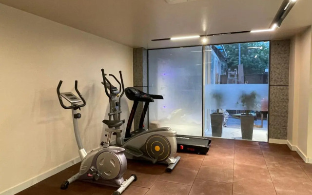 Saltstayz Premier - Near Golf Course Road & Sector 57
