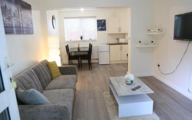 Gorgeous ground floor apartment + free parking