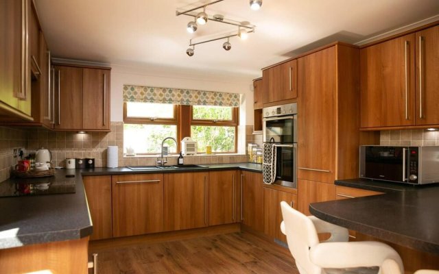 Remarkable 4-bed House Near Leeds Airport