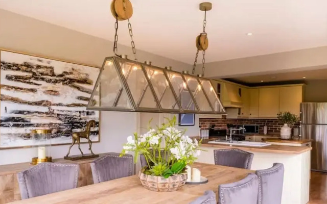 Luxurious 4 Bedroom Vineyard Villa Stanlake Park