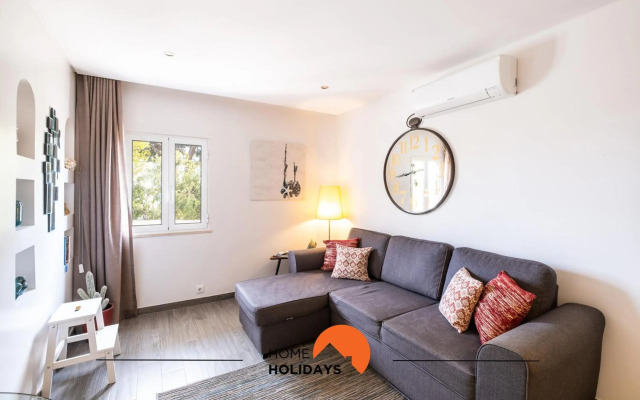 #094 Lovely Oura Beach Flat Only 5m NewTown