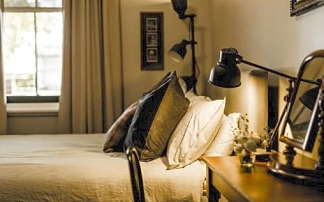 The Commercial Quarters - Room 2-has air conditioning, free WIFI, TV and fridge – Guest Rooms – Millthorpe