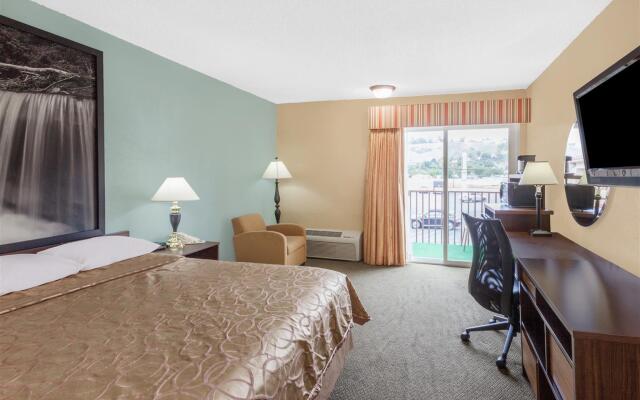 Super 8 by Wyndham Oceanside Marty's Valley Inn