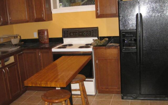 Surrey chic 2 bdrm basement unit