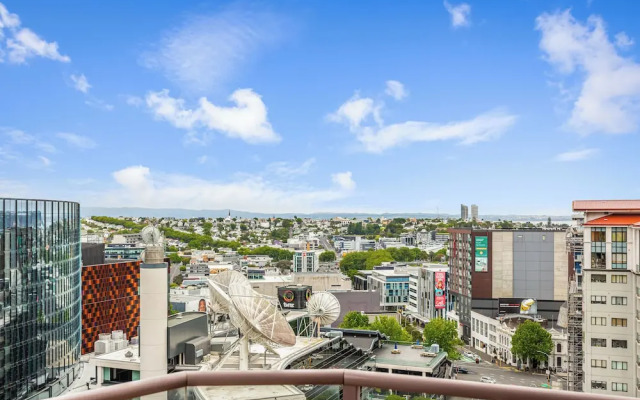 Stylish 2Br Apt With Balcony - Prime Cbd Location!