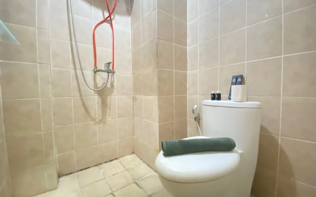 Cozy 2Br At Pinewood Apartment