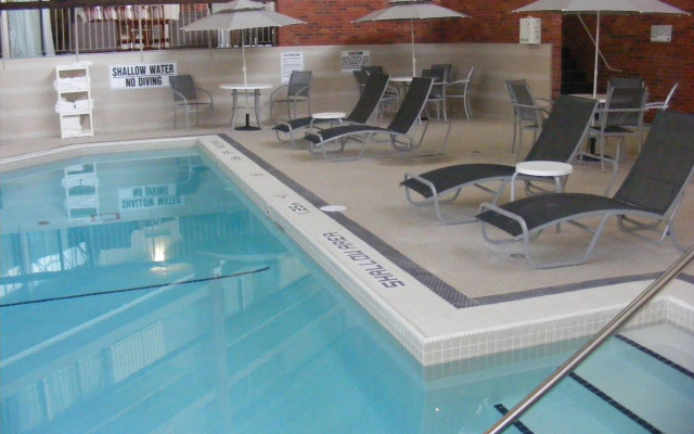 Holiday Inn Oakville Centre by IHG