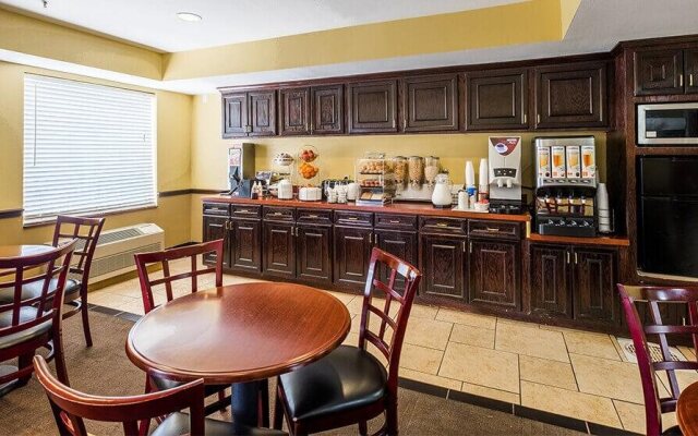 Red Roof Inn & Suites Houston - Humble/IAH Airport