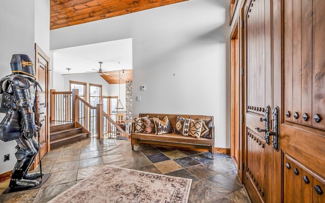 Inuksuk Lodge 4800 sq ft of Excellence