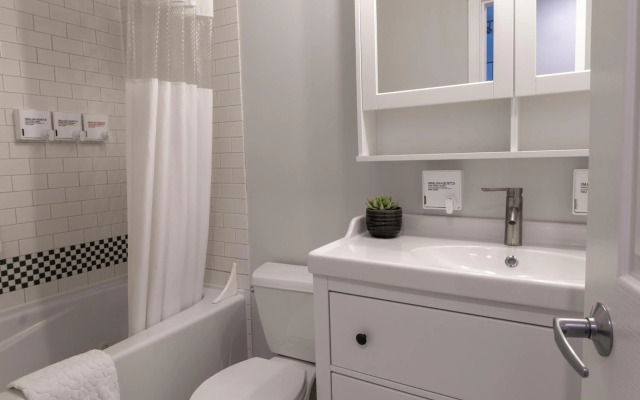 Alpenglow Lodge Family Studio with Murphy Bed by MVA