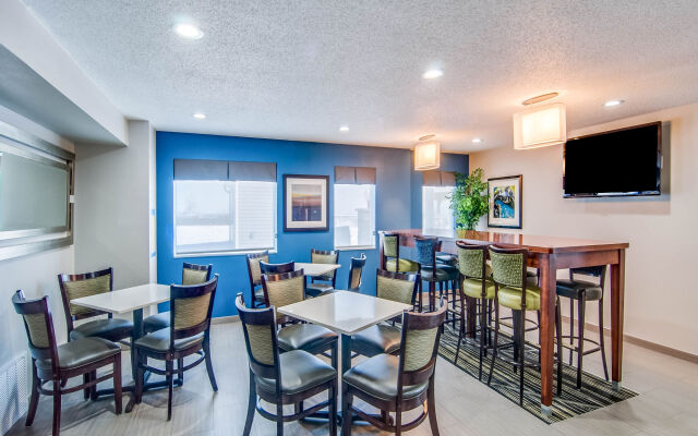 Clarion Pointe Staunton East