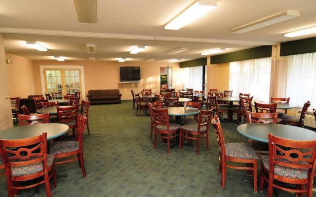 Econo Lodge Inn and Suites - Williamsburg