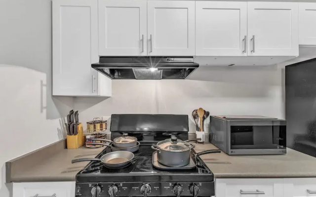 Upscale 1BR Suite to Downtown Raleigh