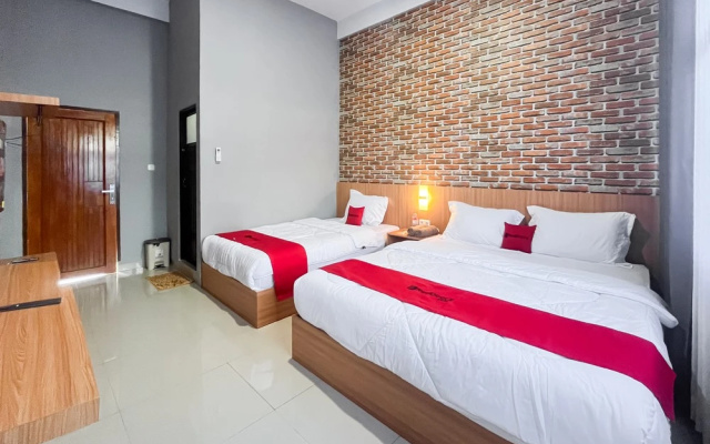 RedDoorz Plus @ New Favour Hotel Gunung Dempo – Guest Rooms – Pagar Alam