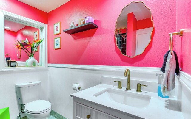 Retro-tropical Pensacola Home - 3 Mi to Downtown!