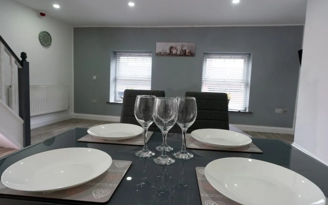 City Centre Modern 4 Person Apartment