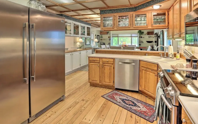 Vibrant 3BR Near Downtown w/ Fireplaces