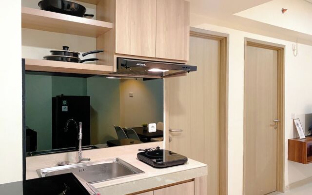 Homey 2Br With Work Space At Meikarta Apartment