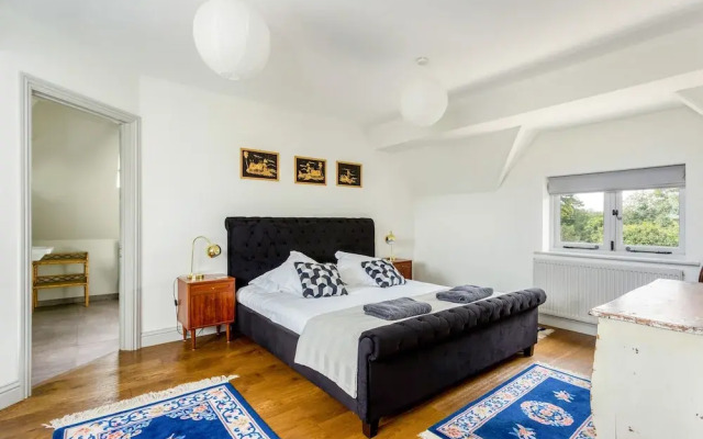 Spacious & Stylish Cotswold Family home