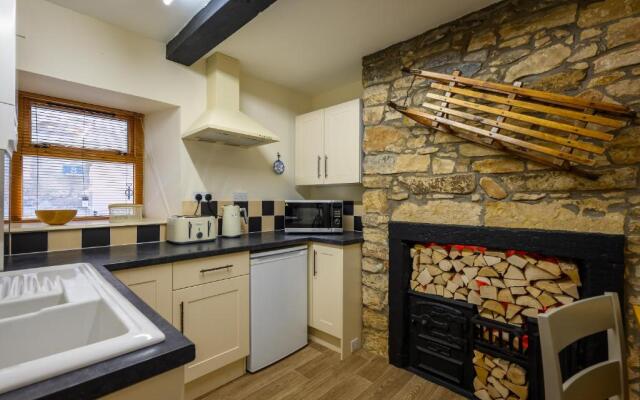 Anastasia's Secret! Cupar Swiss Alpine Style Apartment