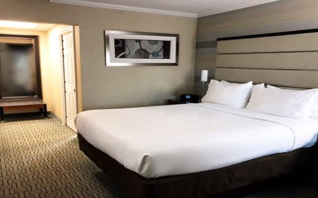 Holiday Inn Plainview-Long Island, an IHG Hotel