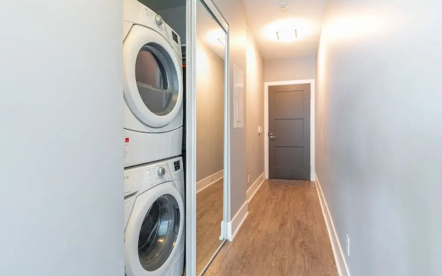 Simply Comfort. Modern Downtown Apartment