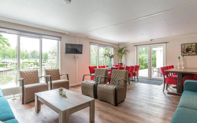 Beautiful House With Sandy Beach, Near Giethoorn