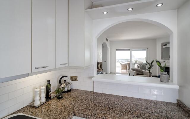 LCM - Modern 3 bedroom apt with stunning views