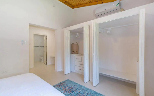 New 3-bed on Hip Strip, Beach access, Sleeps 8