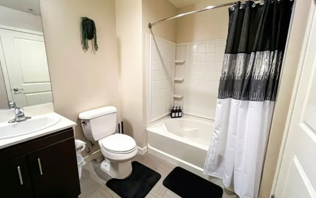 Cozy Home W Pool GYM Parking 10 Min to Cedars