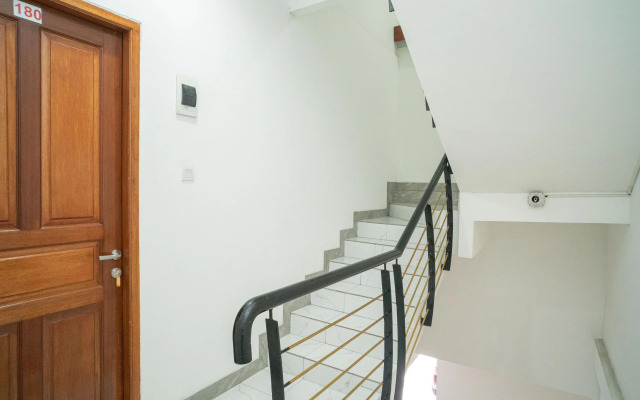 RedDoorz near Stasiun Senen