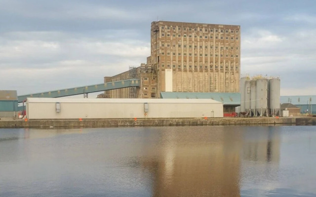 Modern 2 Bedroom Apartment Near the Sea