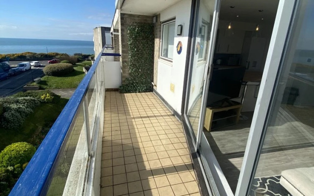 Stunning 2 bed Seaside Apartment With Sea Views