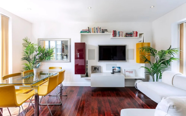 RAI - Modern Tower Hill Penthouse