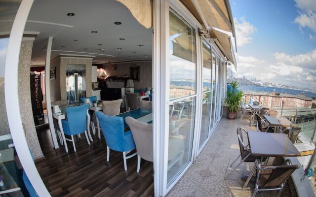 Отель Crowned Hotel