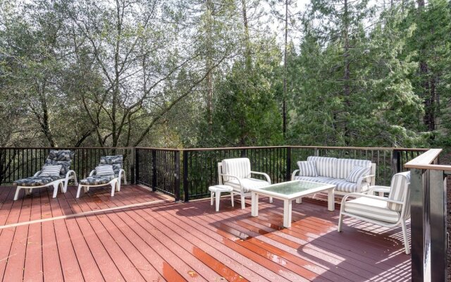 Happy Trails - Updated Home with Cozy Sunroom by Yosemite Region Resorts