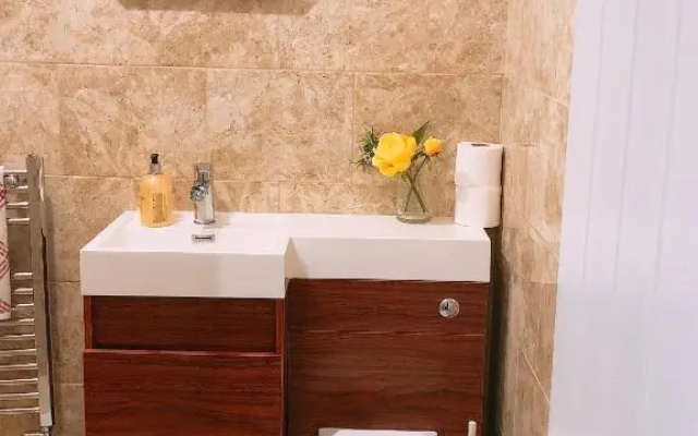 Flat 1 Modern studio flat with free parking, Netflix and private entrance