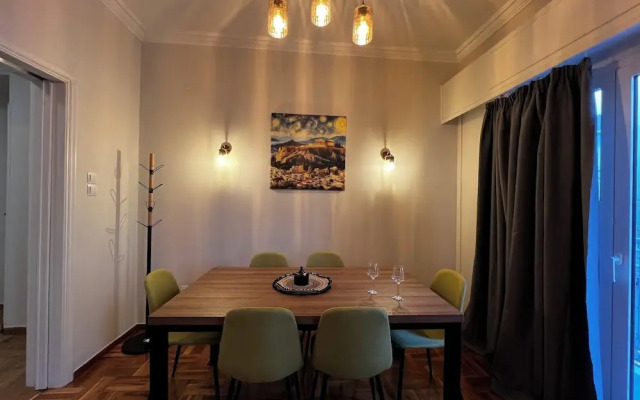 Caryatids Luxury Apartment
