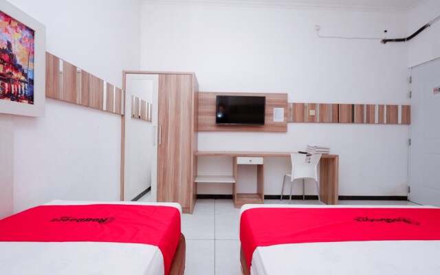 RedDoorz near Plaza Simpang Lima