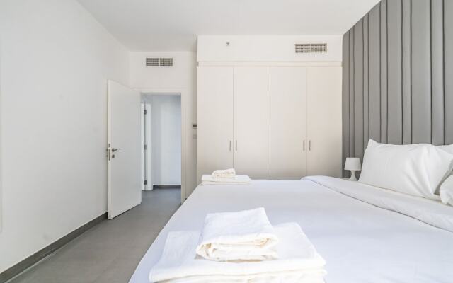 Luxury Waterfront Apartment with Beach Access