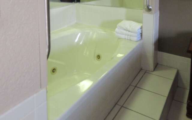 Econo Lodge Inn & Suites