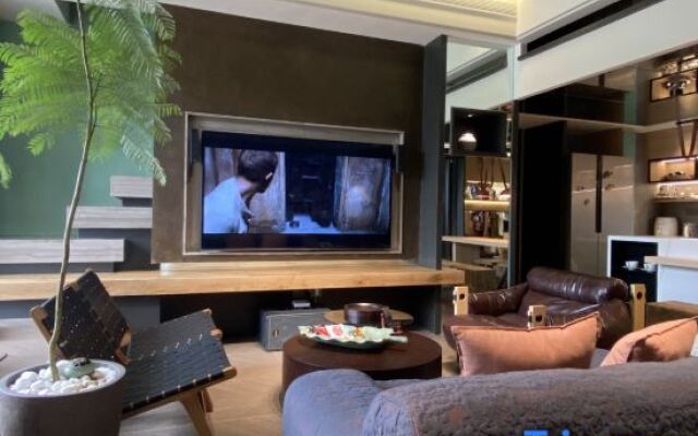 V Cafe Hotel