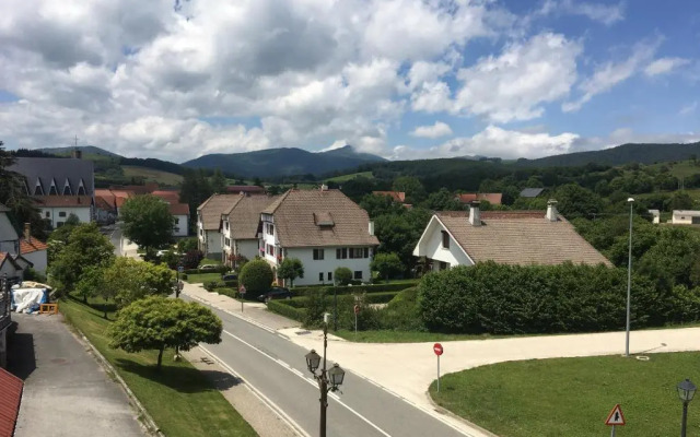 Hostal y Albergue Haizea - Hostel