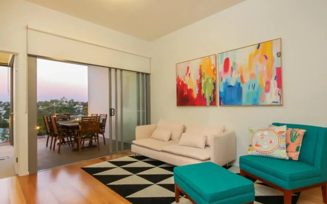 Luxury 1 Bedroom Top Floor Apartment With Balcony