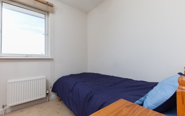 Bright, Modern 2BR Flat for 3 With Parking