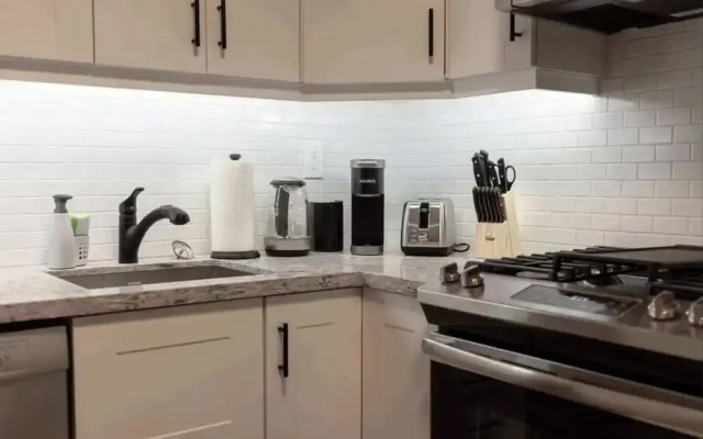 Casa Queen East - Modern 2BR Suite