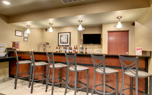 Cobblestone Hotel & Suites - Salem
