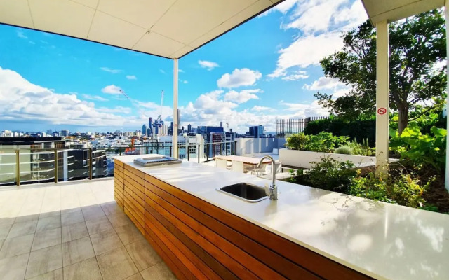 2BR Food Drink Hub Pool 2 Cars Gym Rooftop