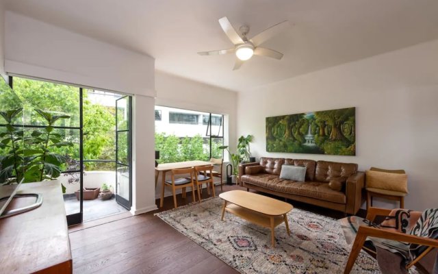 Mid-century 1 Bedroom Apartment on Albert Park With Parking